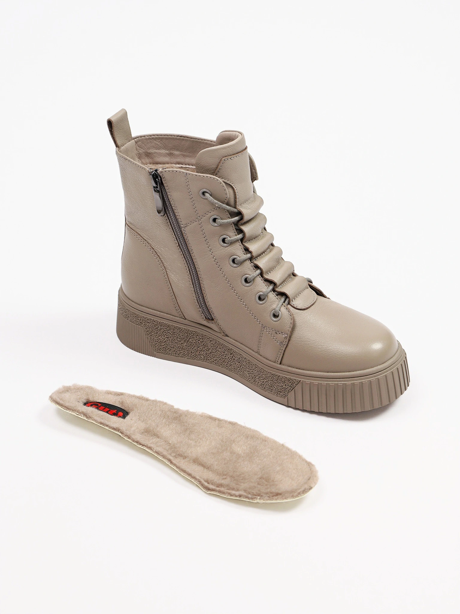 Ботинки бежевого цвета на средней платформе